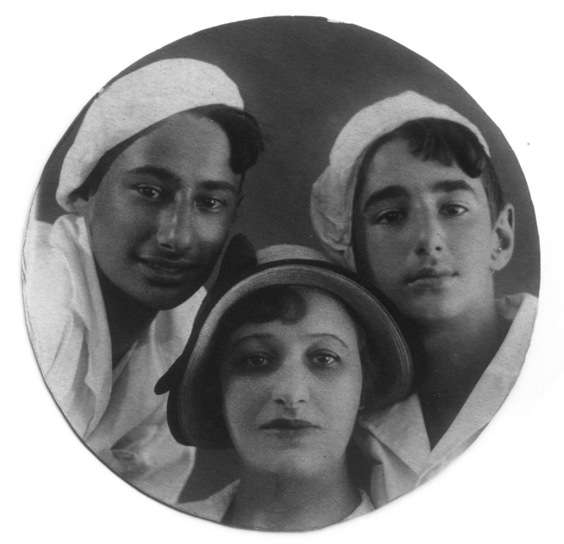 Zalgaller (right) with his mother and brother Lev, killed on the front in WWII
